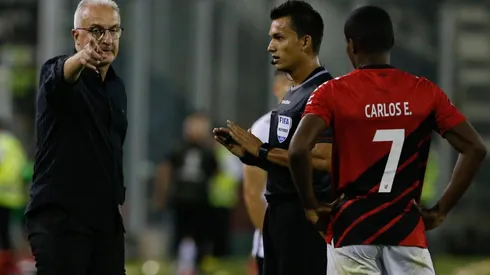 Dorival Junior criticó el arbitraje del encuentro en Colo Colo y Athletico Paranaense