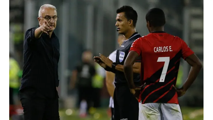 Dorival Junior criticó el arbitraje del encuentro en Colo Colo y Athletico Paranaense