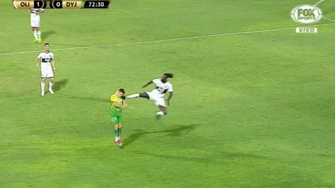 Adebayor se fue expulsado en su segundo partido de la Copa Libertadores