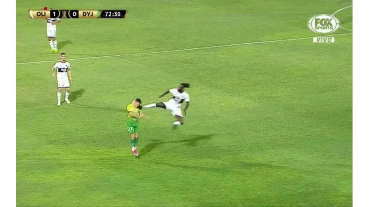 Adebayor se fue expulsado en su segundo partido de la Copa Libertadores