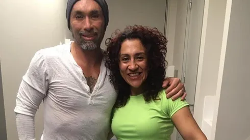 Chino Ríos visita a Krespita Rodríguez en la clínica antes de su operación.