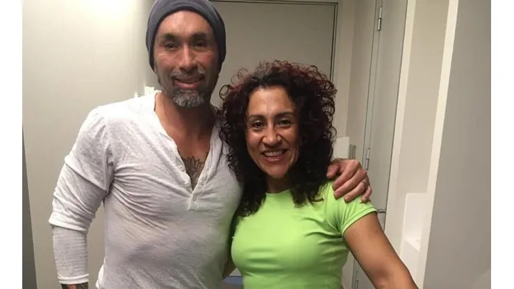 Chino Ríos visita a Krespita Rodríguez en la clínica antes de su operación.