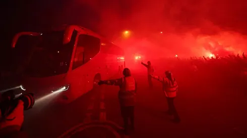 Los hinchas tiñeron de rojo la entrada a Anfield