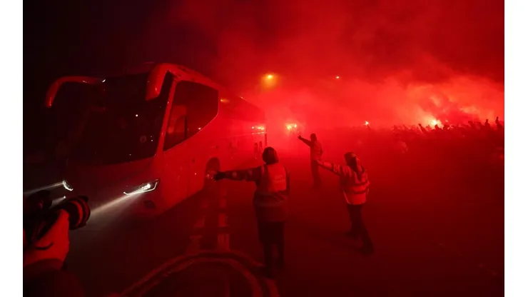 Los hinchas tiñeron de rojo la entrada a Anfield