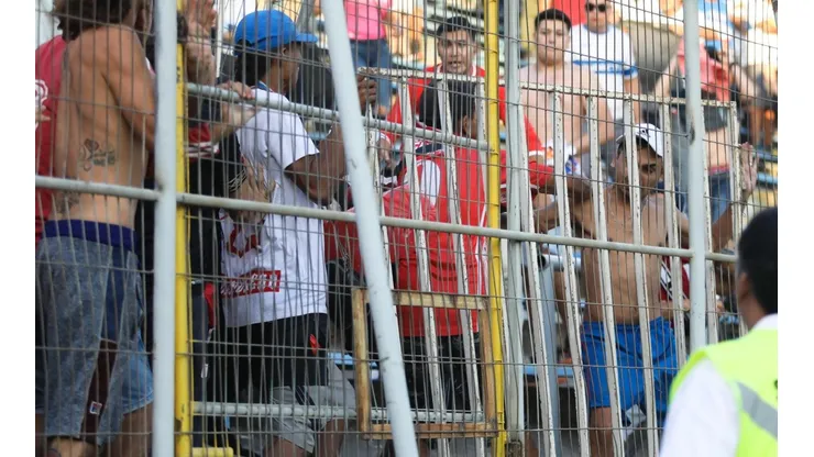 Durante el partido, hubo enfrentamientos entre ambas barras