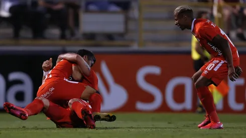 América de Cali celebra en San Carlos.