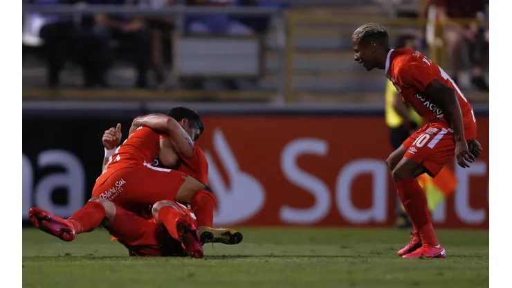 América de Cali celebra en San Carlos.