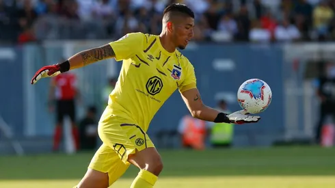 Lobos le presta ropa a Cortés