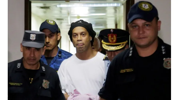 Ronaldinho seguirá en prisión preventiva