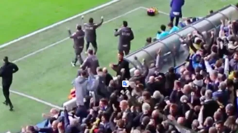 Mientras todos festejaban, Bielsa se mantuvo tranquilo en su cooler regalón