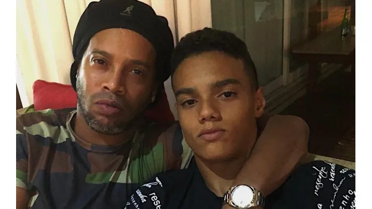 Hijo de Ronaldinho publica un emotivo mensaje en apoyo a su padre.