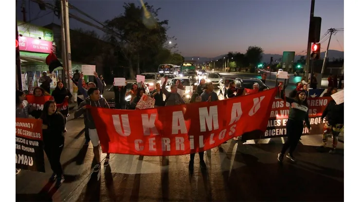 Movimiento Ukamau adhiere a huelga feminista y genera corte de tránsito