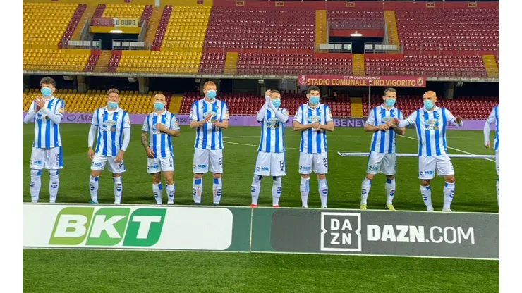 Jugadores de Pescara salieron con mascarillas al campo de juego.