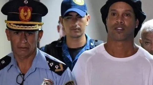 Ronaldinho sigue en prisión preventiva en Paraguay.