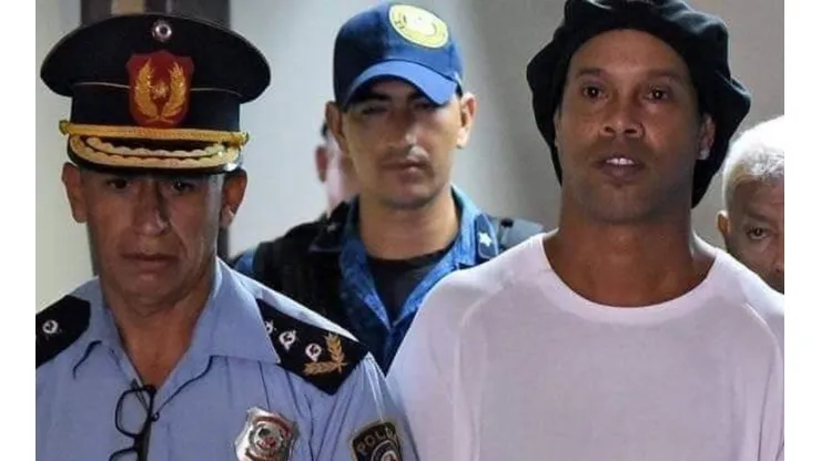 Ronaldinho sigue en prisión preventiva en Paraguay.
