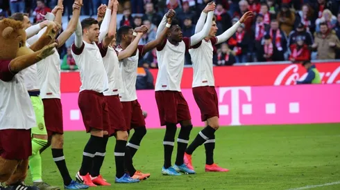 Bayern gana y sigue líder en Alemania.