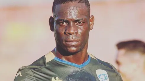 Balotelli critica que se siga jugando fútbol en Italia.