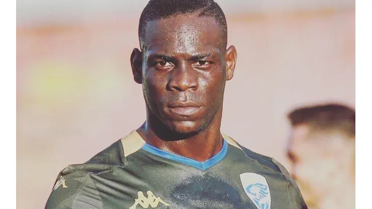 Balotelli critica que se siga jugando fútbol en Italia.