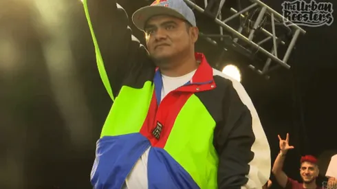 Aczino emocionado tras su minuto de presentación.