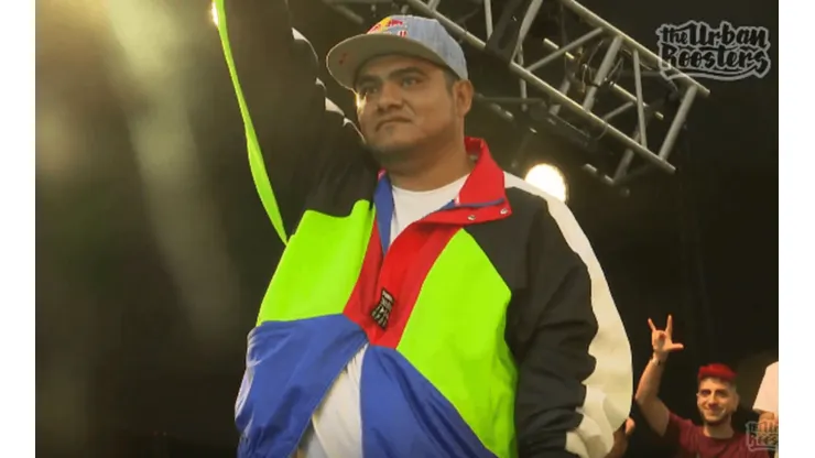 Aczino emocionado tras su minuto de presentación.