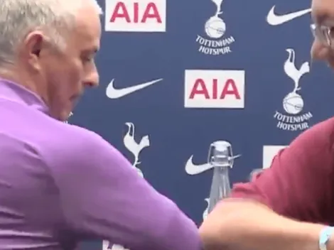Mourinho se burla de la prohibición de saludos en la Premier League