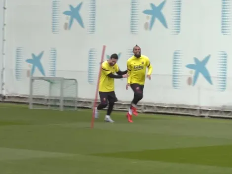 Vidal y Messi se empujan y ríen de lo lindo en la práctica del Barcelona