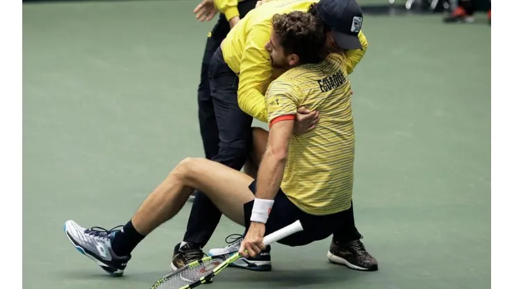Roberto Quiróz celebrando muy emocionado el segundo punto para Ecuador