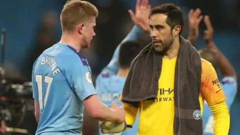 La Premier League quiere evitar posibles contagios por darse la mano