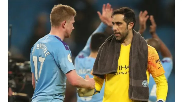 La Premier League quiere evitar posibles contagios por darse la mano
