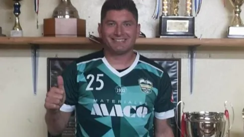 Miguel Aceval posando con la camiseta del Dante FC