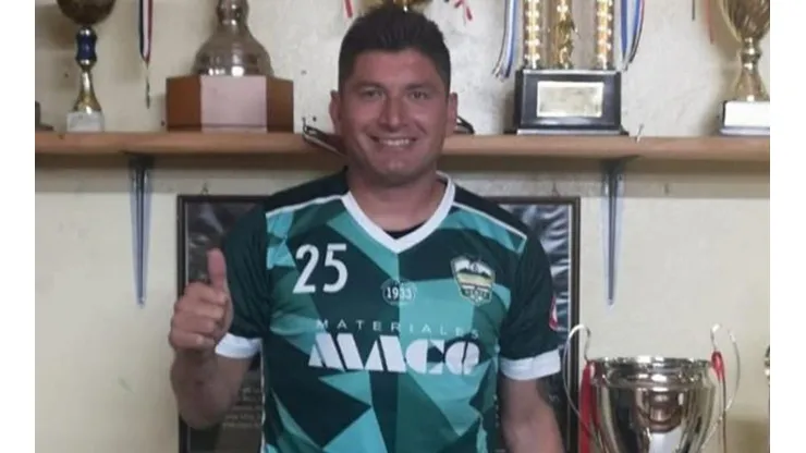 Miguel Aceval posando con la camiseta del Dante FC