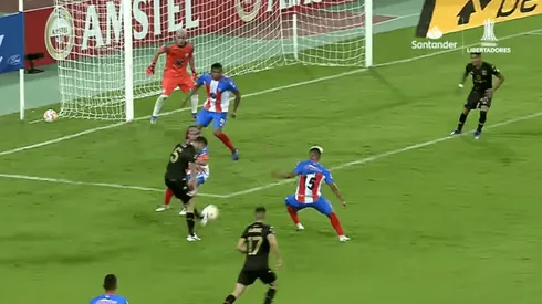 El finísimo toque de Eugenio Mena antecedió el gol del triunfo de Racing