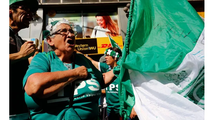 Las hinchas de Santiago Wanderers en las manifestaciones en Valparaíso