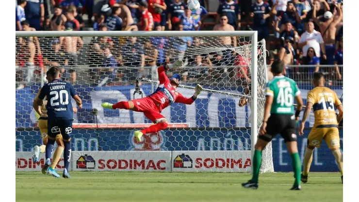 Johnny Herrera vive un partido especial en el Nacional.