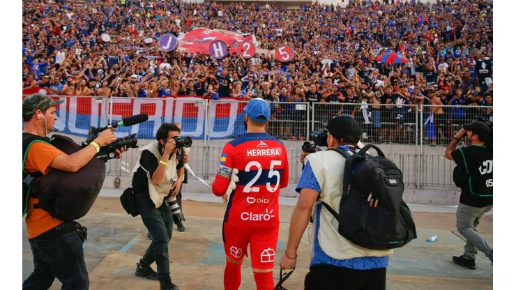 El último ídolo recibiendo el cariño de la hinchada azul