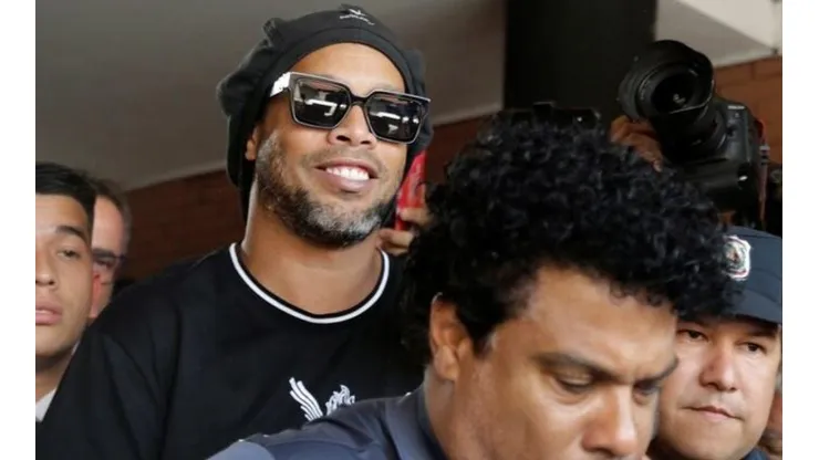 Ronaldinho sale de la Fiscalía sin cargos en su contra.