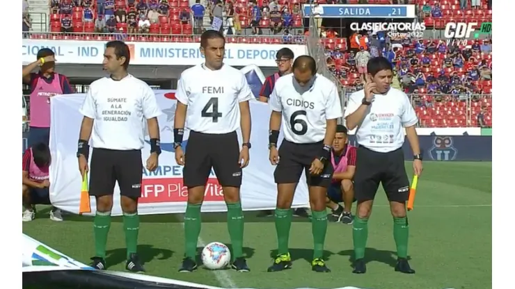 Las poleras que usarán los árbitros por esta campaña.