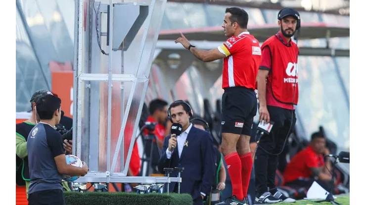 Maza y la polémica revisión del VAR en el clásico entre Colo Colo y la UC.