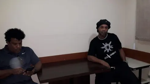 Ronaldinho junto a su hermano en la sede de la Fiscalía contra la Delincuencia Organizada.