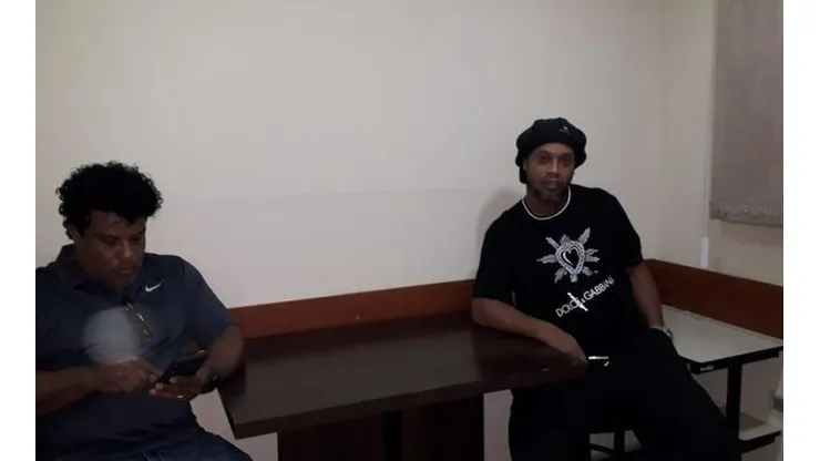 Ronaldinho junto a su hermano en la sede de la Fiscalía contra la Delincuencia Organizada.