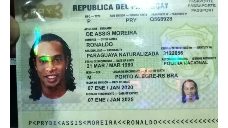 El pasaporte falso que portaba Ronaldinho al momento de su detención