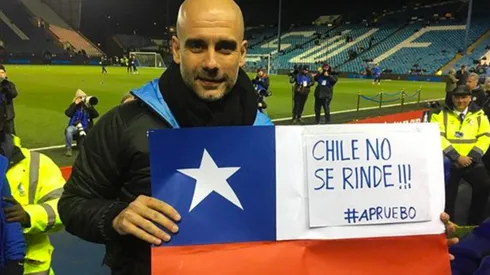 Pep junto a la bandera con que mandó apoyo al Apruebo