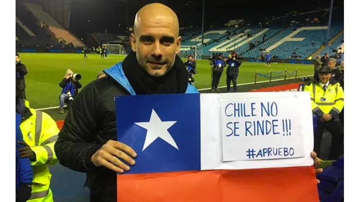 Pep junto a la bandera con que mandó apoyo al Apruebo