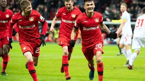 Aránguiz marca un golazo en la victoria de Leverkusen.
