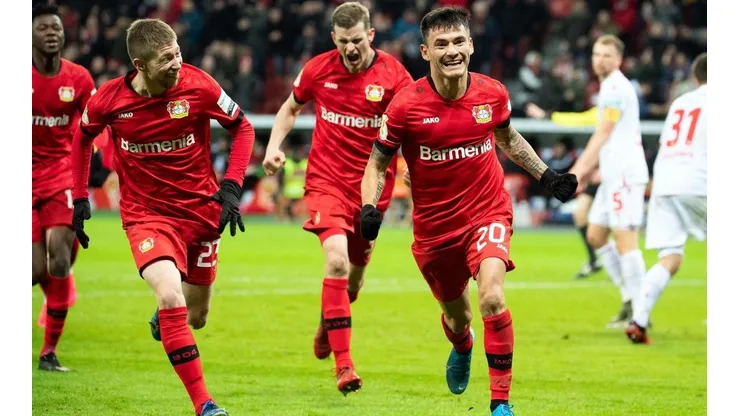 Aránguiz marca un golazo en la victoria de Leverkusen.