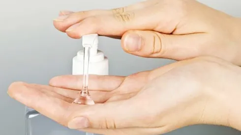 Puedes hacer tu propio alcohol gel en la casa.