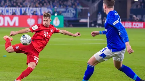 Kimmich se prepara para anotar el tanto de la victoria del Bayern sobre el Schalke.