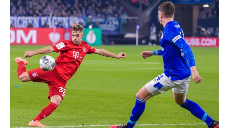 Kimmich se prepara para anotar el tanto de la victoria del Bayern sobre el Schalke.