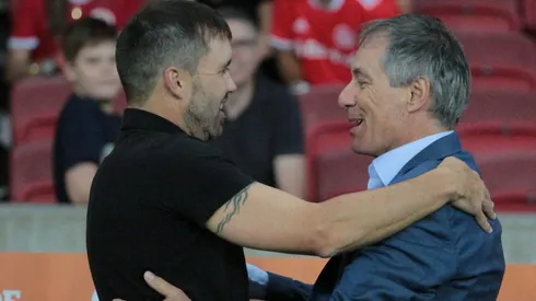 Holan saluda a Coudet en Porto Alegre.