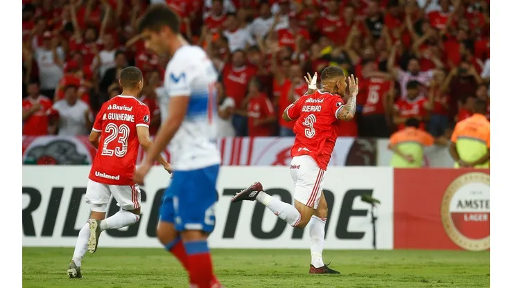 Paolo Guerrero celebra uno de sus goles ante la UC.